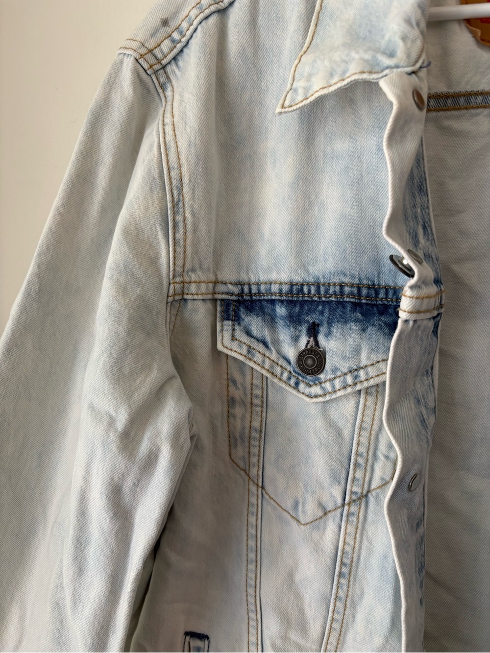 Levi's Light Blue Denim Jacket with Tan Leather Patch - Picture 5 of 12